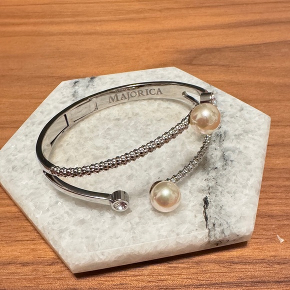 NEW Majorica Simulated Pearl Textured Bangle - Picture 3 of 6